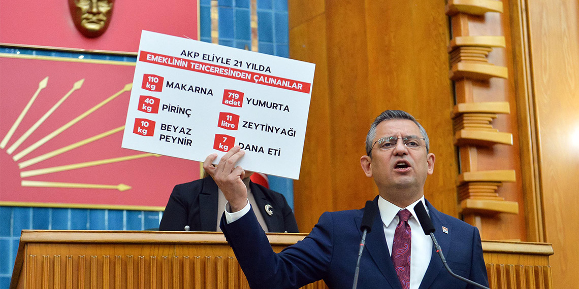 CHP Genel Başkanı Özgür Özel, "Emekli maaşını 17 bin liraya çıkarana kadar bütün CHP'lilerin eli yakanızda" dedi.