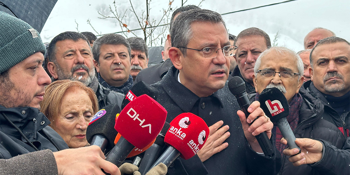 CHP Genel Başkanı Özgür Özel, "Hep şunu söylüyorum; vefanın nasıl gösterileceğine ilişkin çok tarif var. Benim anladığım vefa şu, bir genel başkana, önceki genel başkana vefa, partisini iktidar yaparak olur" dedi.