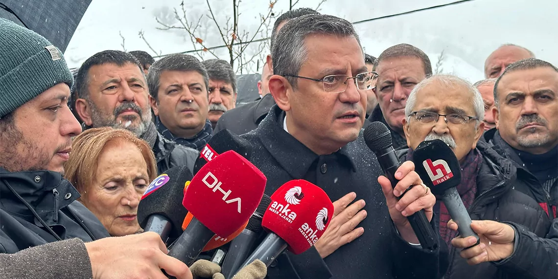 Chp genel başkanı özgür özel, "hep şunu söylüyorum; vefanın nasıl gösterileceğine ilişkin çok tarif var. Benim anladığım vefa şu, bir genel başkana, önceki genel başkana vefa, partisini iktidar yaparak olur" dedi.