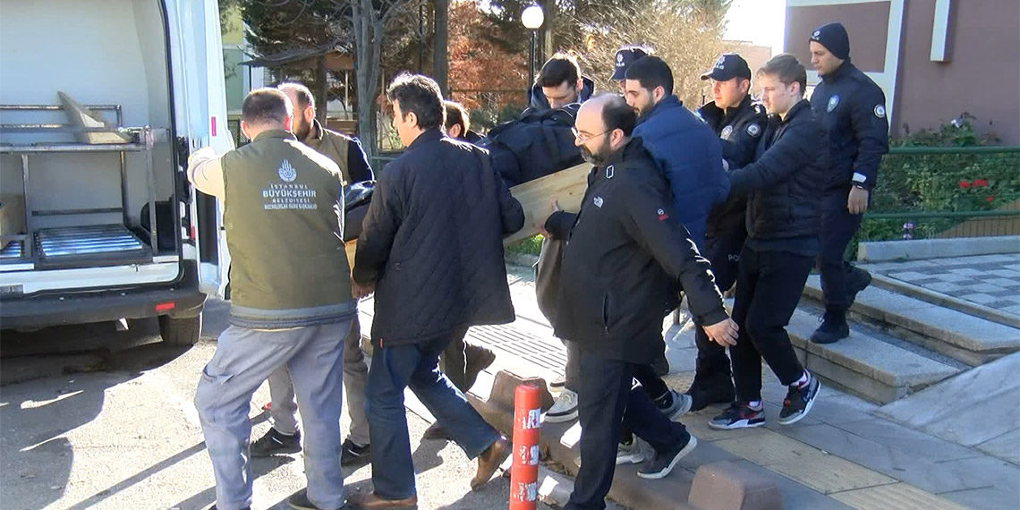 Pendik'te sitedeki dairede yangın çıktı, çıkan yangında alevlere müdahale etmek isteyen 83 yaşındaki Hacer Güler Ancın hayatını kaybetti.