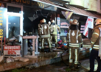 Pendik'te perde imalatı yapan iş yerinde yangın