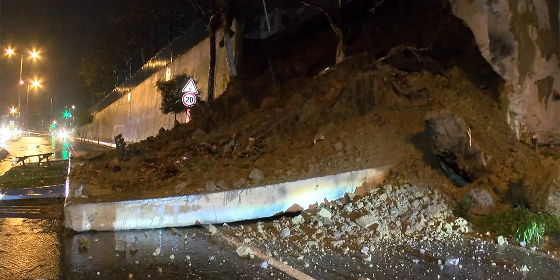 Pendik'te okulun istinat duvarı çöktü. Beton bloğun devrilmesi sonucunda cadde trafiğe kapatıldı.