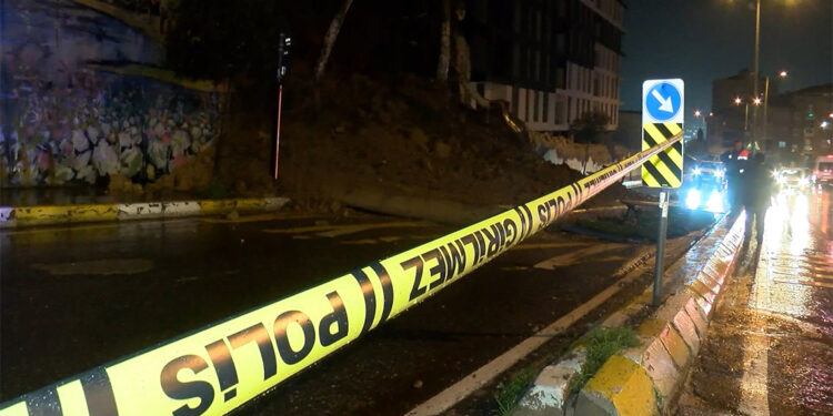 Pendik'te okulun istinat duvarı çöktü