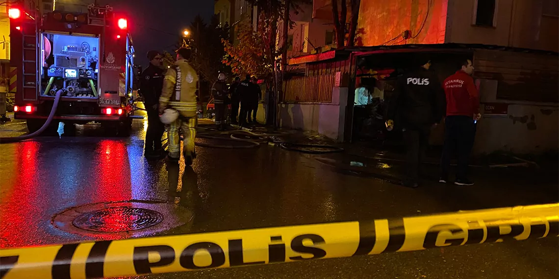 Pendik'te 3 katlı binanın doğal gaz kutusu patladı, patlama mahallede panik yarattı. İtfaiye ve i̇gdaş ekipleri kısa sürede alevlere müdahale ederken evlerine girmek isteyen bina sakinleri sinir krizi geçirdi.