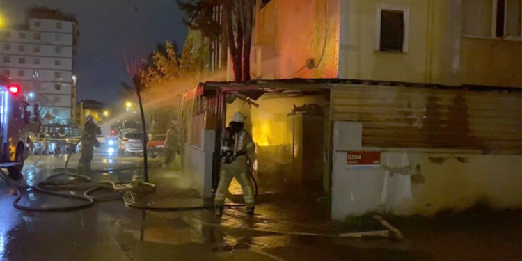 Pendik'te 3 katlı binanın doğal gaz kutusu patladı