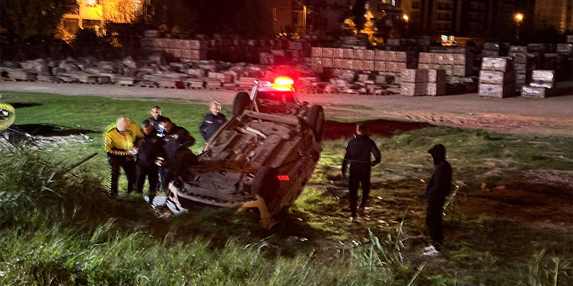 Polis aracı yol kenarındaki arsaya devrildi; 3 yaralı