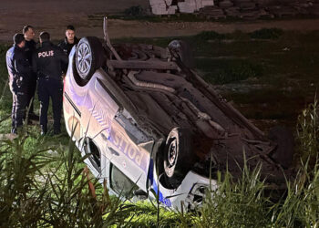 Polis aracı yol kenarındaki arsaya devrildi; 3 yaralı
