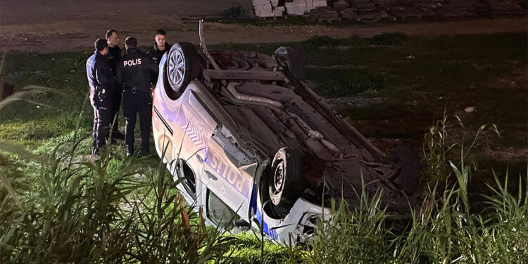 Polis aracı yol kenarındaki arsaya devrildi; 3 yaralı