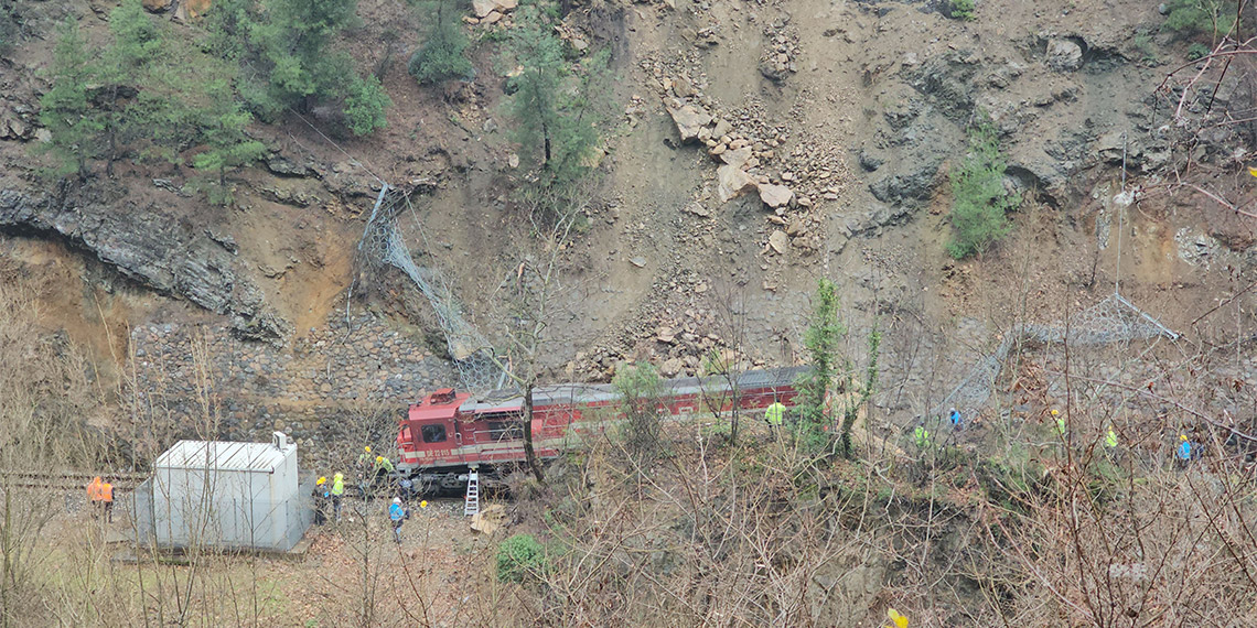Raydan çıkan tren için kaldırma çalışması sürüyor