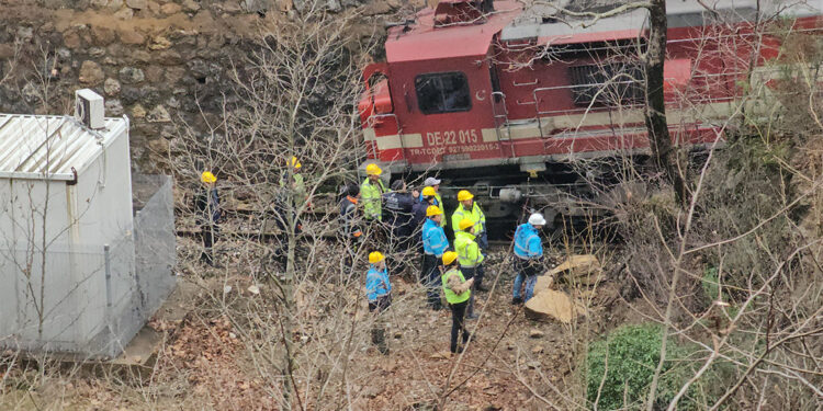 Raydan çıkan tren için kaldırma çalışması sürüyor