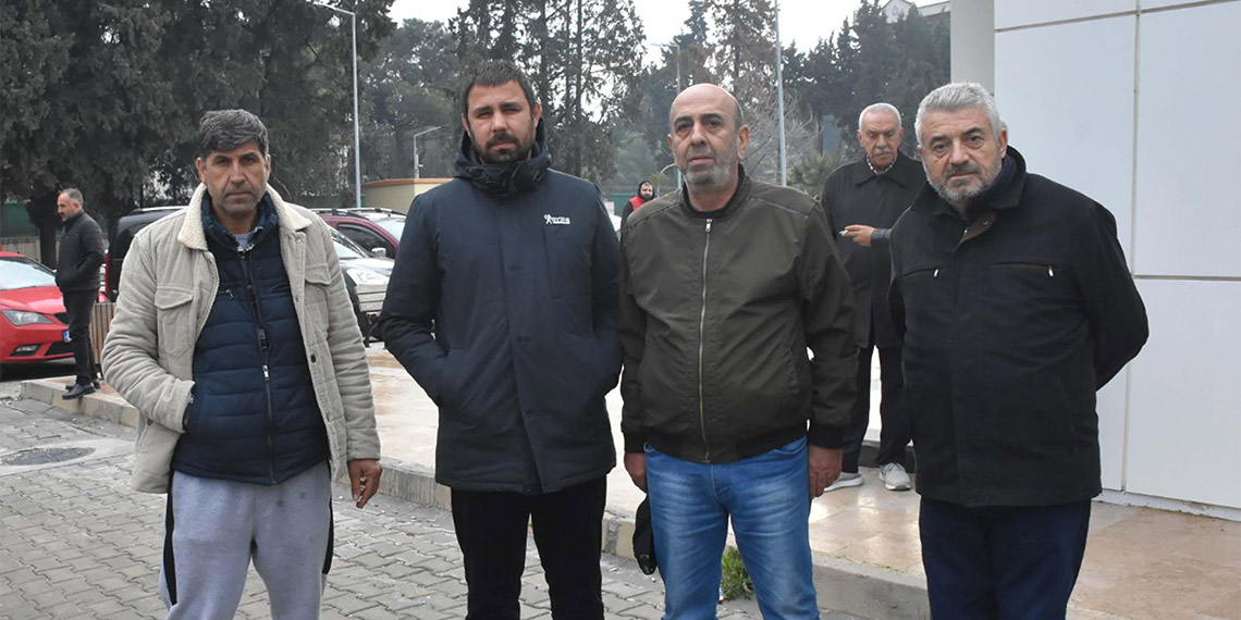 İzmir'in Bayraklı ilçesinde reklam tabelası asarken vincin zinciri koptu 2 işçi, vincin zincirinin kopması sonucu düşerek ağır yaralandı. Hastaneye kaldırılan 2 işçi yaşamını yitirdi.