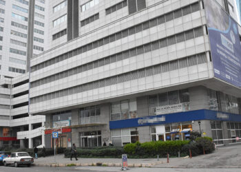 Reklam tabelası asarken vincin zinciri koptu; 2 ölü