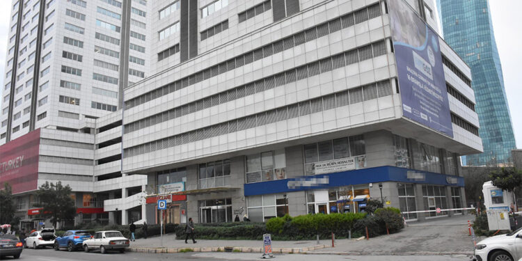 Reklam tabelası asarken vincin zinciri koptu; 2 ölü