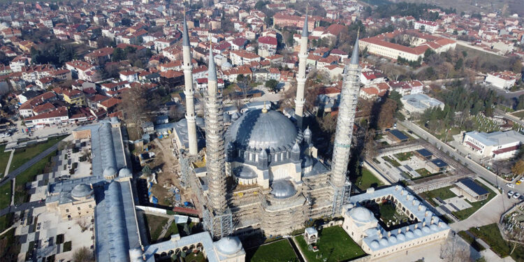 Selimiye Camisi'nin 594 penceresi yenilendi