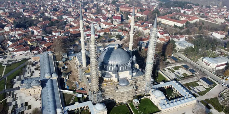 Selimiye camisi'nin 594 penceresi yenilendi
