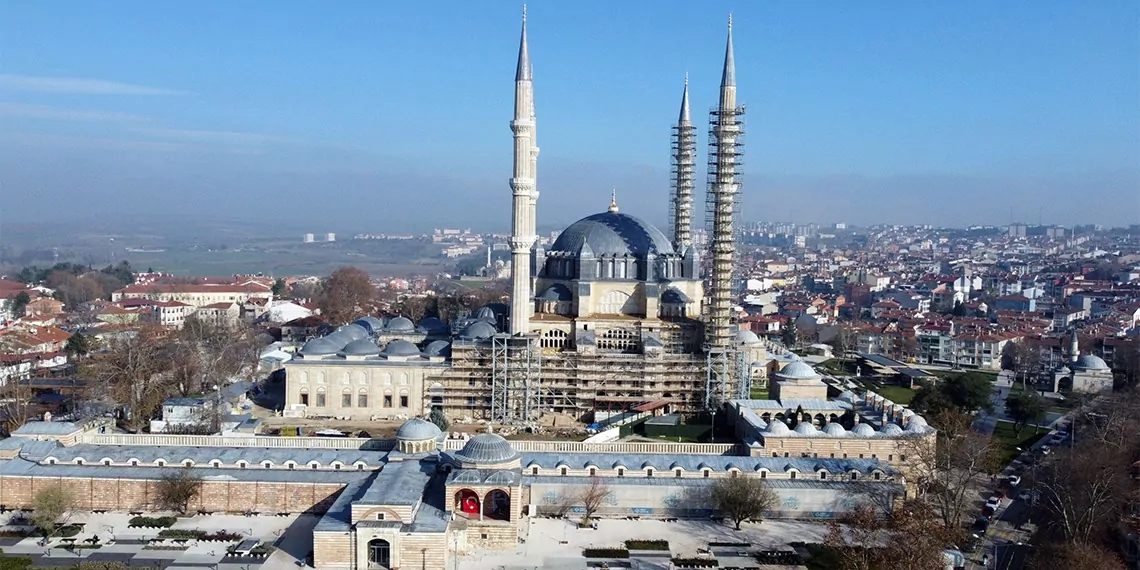 Türk- i̇slam mimarisinin zirve eserlerinden, mimar sinan'ın 'ustalık eserim' dediği edirne'deki selimiye camisi'nin 594 penceresi, restorasyon kapsamında yenilendi.