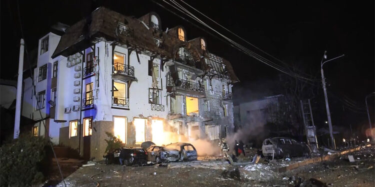 Rusya, Harkiv'deki bir oteli vurdu