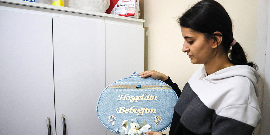 Antalya'da ikinci çocuklarını bekleyen Meray (25) ve Münir Ulaş Özen (27) çifti, sağlıklı denilen bebekleri doğum sonrası ölünce hastaneden şikayetçi oldular.