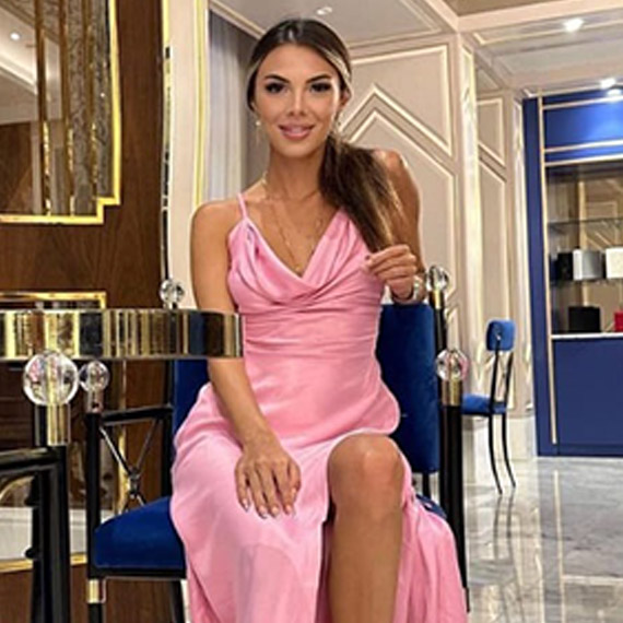 Özlem Akman'ın başında ablası Şarkıcı Esra Akman sinir krizi geçirmiş