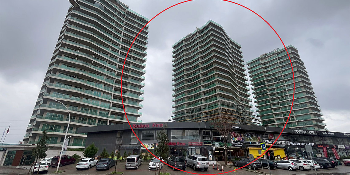 Bursa'da 20 katlı rezidansın 11'inci katındaki dairenin balkonundan düşüp, hayatını kaybeden güzellik uzmanı Özlem Akman'ın başında ablası Şarkıcı Esra Akman sinir krizi geçirmiş.