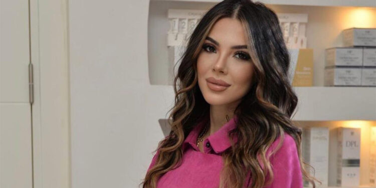 Şarkıcı Esra Akman'ın kardeşi 11. kattan düşerek öldü