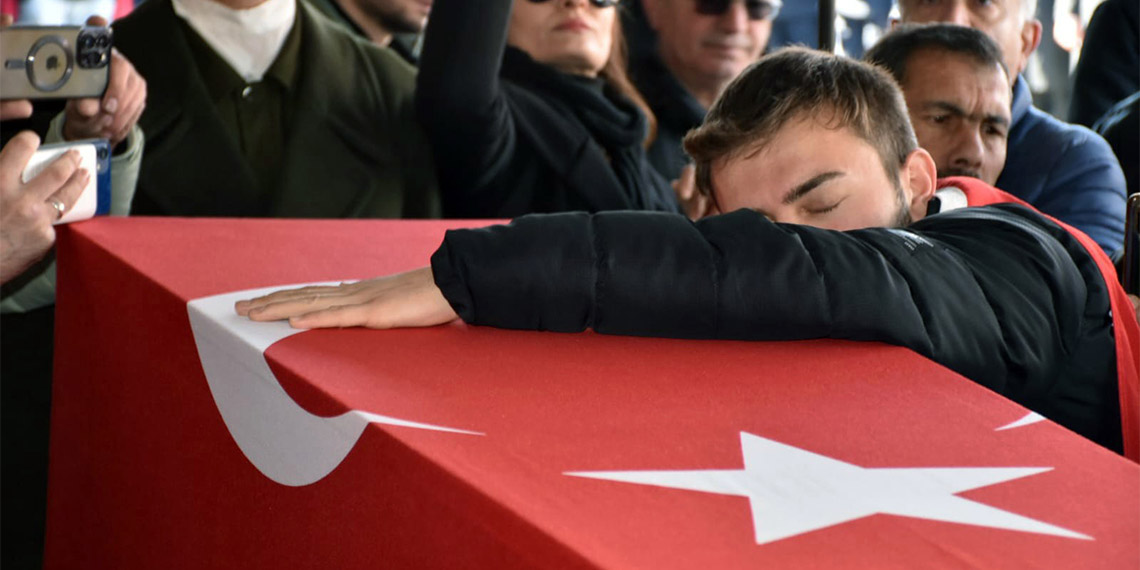 Sözleşmeli Er Kemal Batur'un tabutuna sarılıp, gözyaşı döktüler