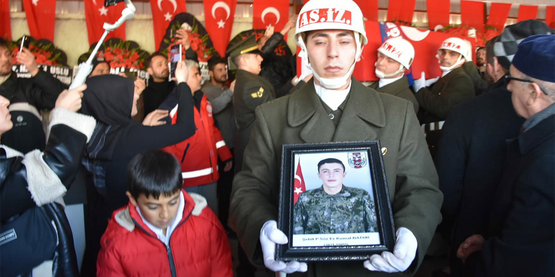 Sözleşmeli Er Kemal Batur'un tabutuna sarılıp, gözyaşı döktüler