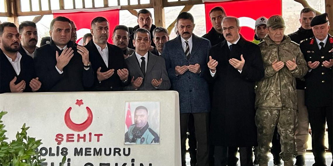 İzmir’de adliyeye yönelik terör saldırısını önleyen, mermisi bitinceye kadar teröristlerle çatışarak şehit olan polis memuru Fethi Sekin ölümünün 7'inci yılında mezarı başında düzenlenen törenle anıldı.