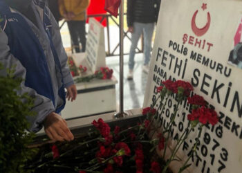 İzmir’de adliyeye yönelik terör saldırısını önleyen, mermisi bitinceye kadar teröristlerle çatışarak şehit olan polis memuru Fethi Sekin ölümünün 7'inci yılında mezarı başında düzenlenen törenle anıldı.