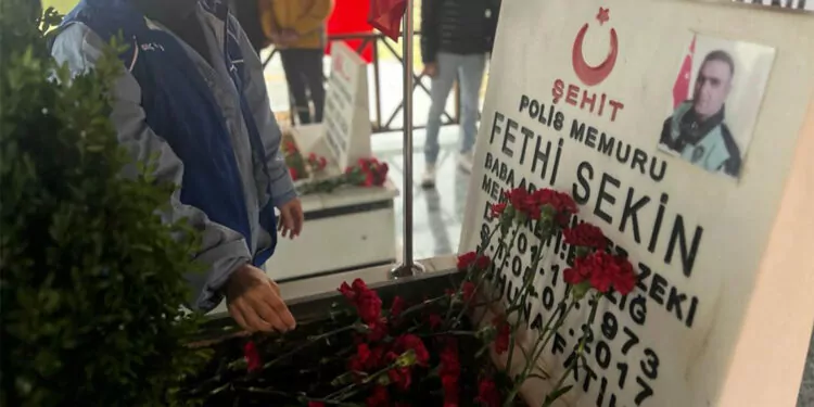 İzmir’de adliyeye yönelik terör saldırısını önleyen, mermisi bitinceye kadar teröristlerle çatışarak şehit olan polis memuru fethi sekin ölümünün 7'inci yılında mezarı başında düzenlenen törenle anıldı.