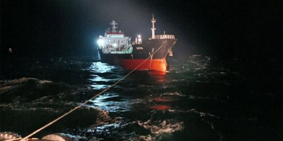 Silivri açıklarında asfalt tankerinde yangın çıktı