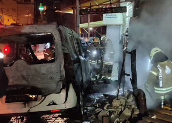 Şişli'de barakada başlayan yangın ticari araca sıçradı