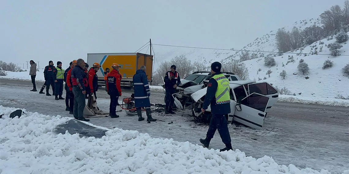 Tipi nedeniyle kayganlaşan yolda 2 otomobil kafa kafaya çarpıştı