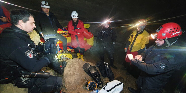 Slovenya'da mağarada mahsur kalan 5 kişi için kurtarma operasyonu