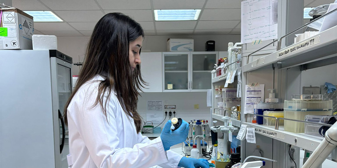 Ankara Üniversitesi Kök Hücre Enstitüsü'nde, TÜBİTAK desteğiyle SMA'da ilaç tedavisinin kişiye özel etkisini test edecek kit geliştirilmesi için çalışma başlatıldı.