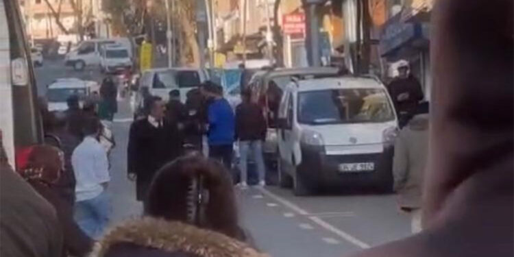 Sultangazi'de caddede yürürken silahlı saldırıda öldürüldü