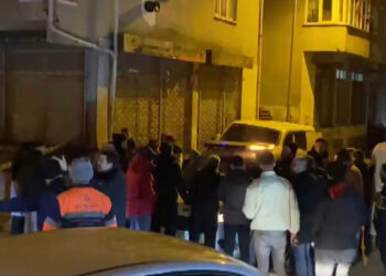 Sultangazi'de inşaatın temel kazısı sırasında çatlak oluştu