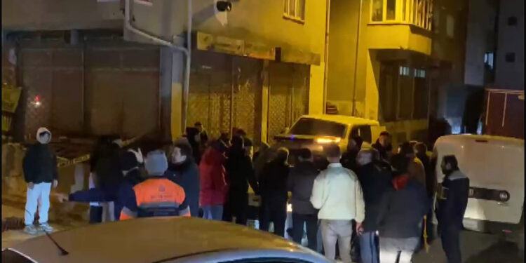 Sultangazi'de inşaatın temel kazısı sırasında çatlak oluştu