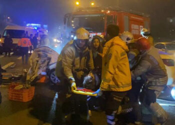 Sultangazi'de otomobil yol kenarına bırakılan dampere çarptı; 1 ölü