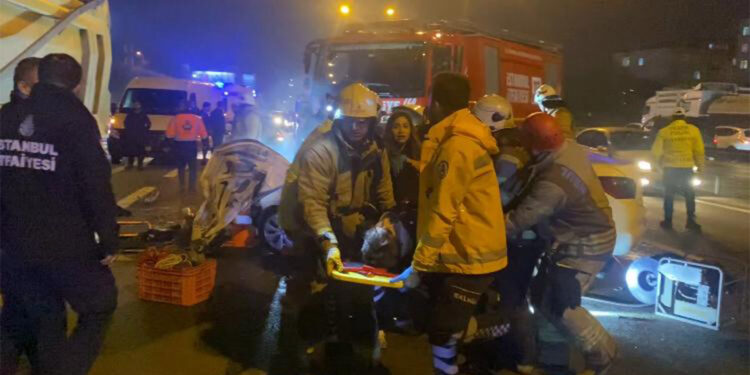 Sultangazi'de otomobil yol kenarına bırakılan dampere çarptı; 1 ölü