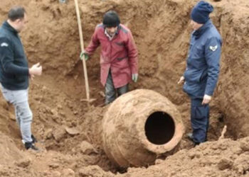 Tarlasında tarihi olduğu düşünülen küp buldu