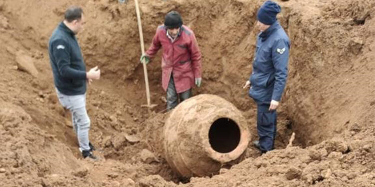 Tarlasında tarihi olduğu düşünülen küp buldu