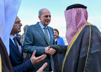 Numan Kurtulmuş Bahreyn'e gitti