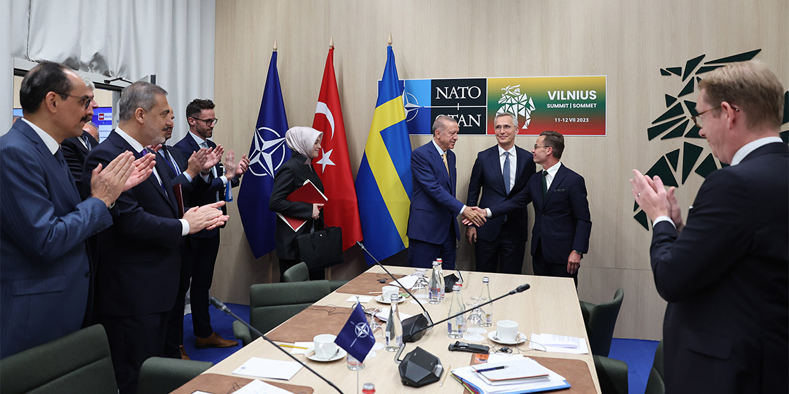 İsveç'in NATO'ya üyeliği TBMM Genel Kurulu'nda dün akşam kabul edildi. İsveç'in üyeliğinin onaylanması sonrasında haber, dünya gündeminde manşetlerden yer aldı. Haber, birçok ülkenin dışişleri bakanları ve yetkilileri tarafından paylaşıldı.