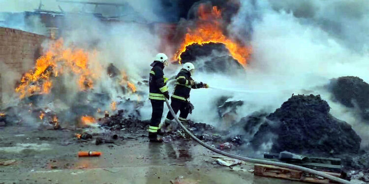 Tekirdağ'da geri dönüşüm tesisinde yangın