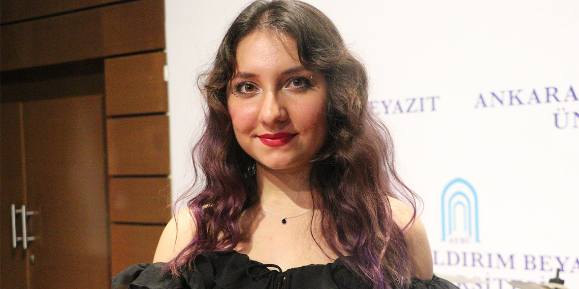 Ankara Yıldırım Beyazıt Üniversitesi (AYBÜ) Tıp Fakültesi öğrencilerinin oluşturduğu müzik topluluğu 'Koro Diaphragma'; geliri 6 Şubat 2023'te yaşanan Kahramanmaraş merkezli depremlerden etkilenen afetzedelere bağışlanmak üzere konser düzenledi.