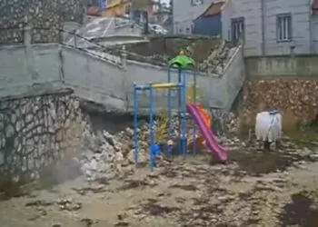 Çocuk parkının istinat duvarı çöktü