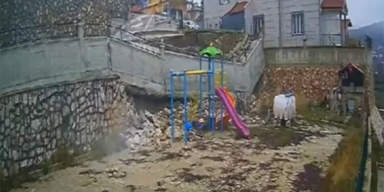 Çocuk parkının istinat duvarı çöktü