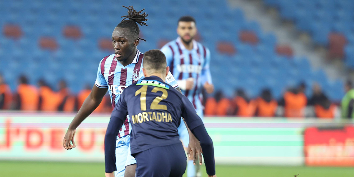 Süper Lig'in 23'üncü haftasında Trabzonspor Kasımpaşa'ya 3-2 mağlup oldu. Trabzonspor, üst üste aldığı 3'üncü mağlubiyetle 37 puanda kaldı. Kasımpaşa ise puanını 32'ye yükseltti.