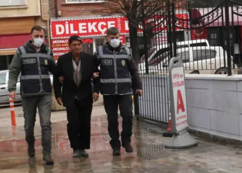 Türk bayrağını söküp çöpe atan şüpheli gözaltında
